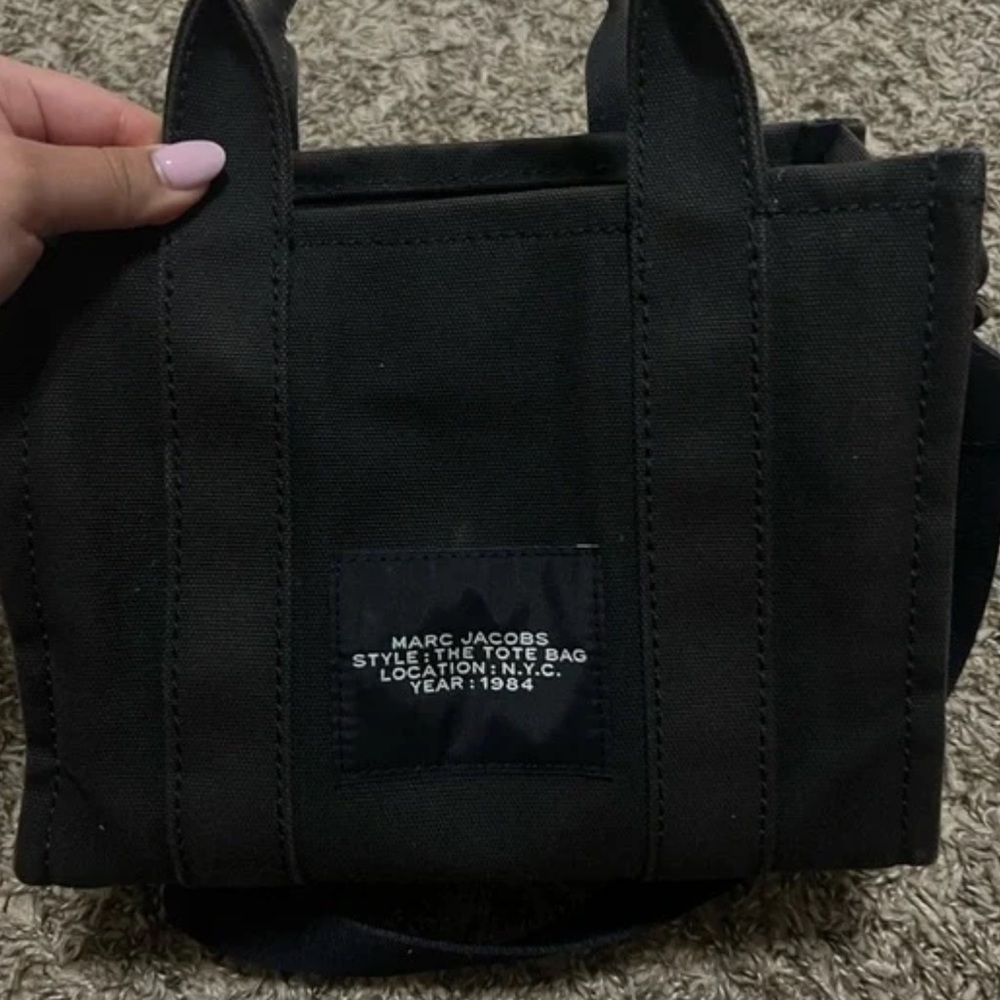 THE
MEDIUM TOTE BAG MARC JACOBS